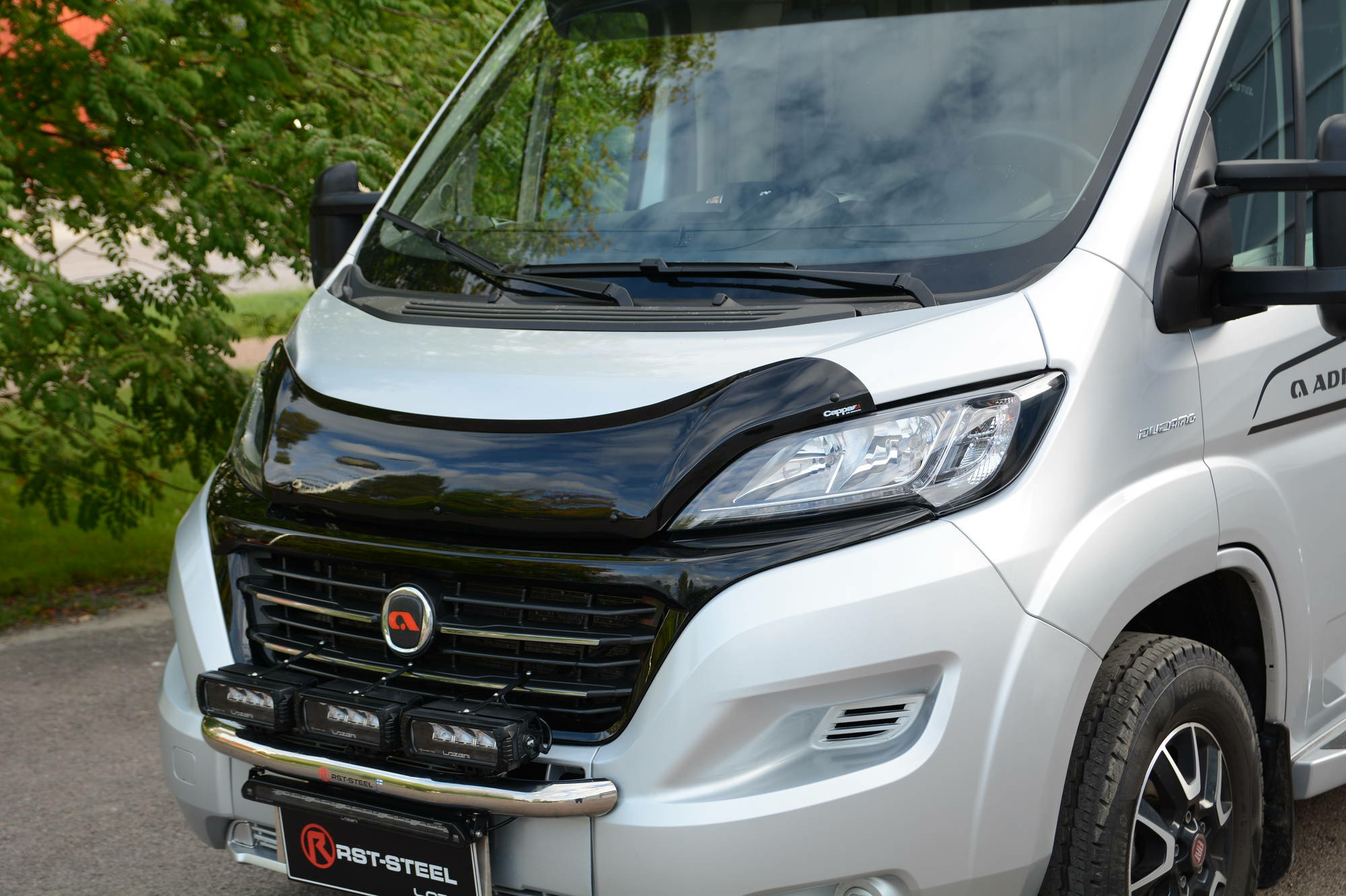 Kuvassa Tuuliohjain konepeltiin Fiat Ducato 2014- 2022