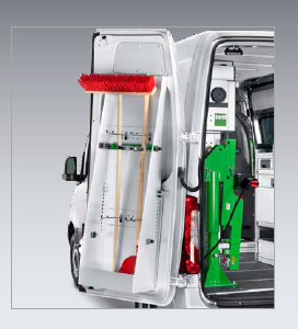 Kuvassa BOTT lapio- ja harjateline takaoveen