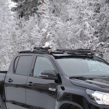 Kuvassa Kattovaloteline Toyota Hilux Double Cap 2017-