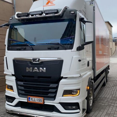 Kuvassa Lisävaloteline katolle MAN GN/NN/DN -ohjaamolla