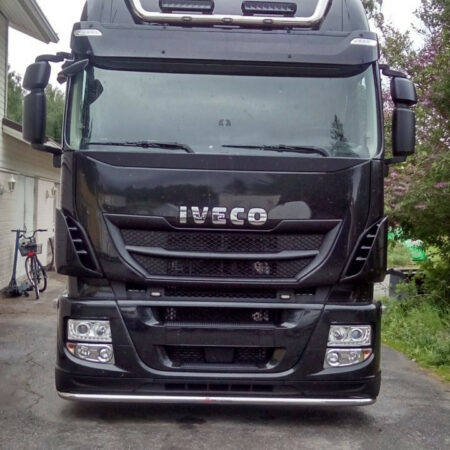 Kuvassa Lisävaloteline katolle Iveco Stralis Hi-Way 2013-
