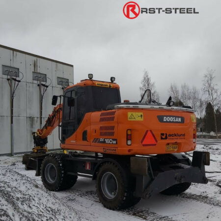 Kuvassa Lisävaloteline taakse / peräpuntin päälle Doosan DX160W