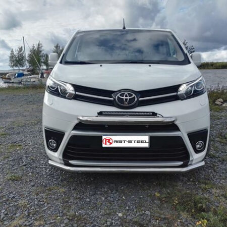 Kuvassa Pieni lisävaloteline Toyota Proace 2016-