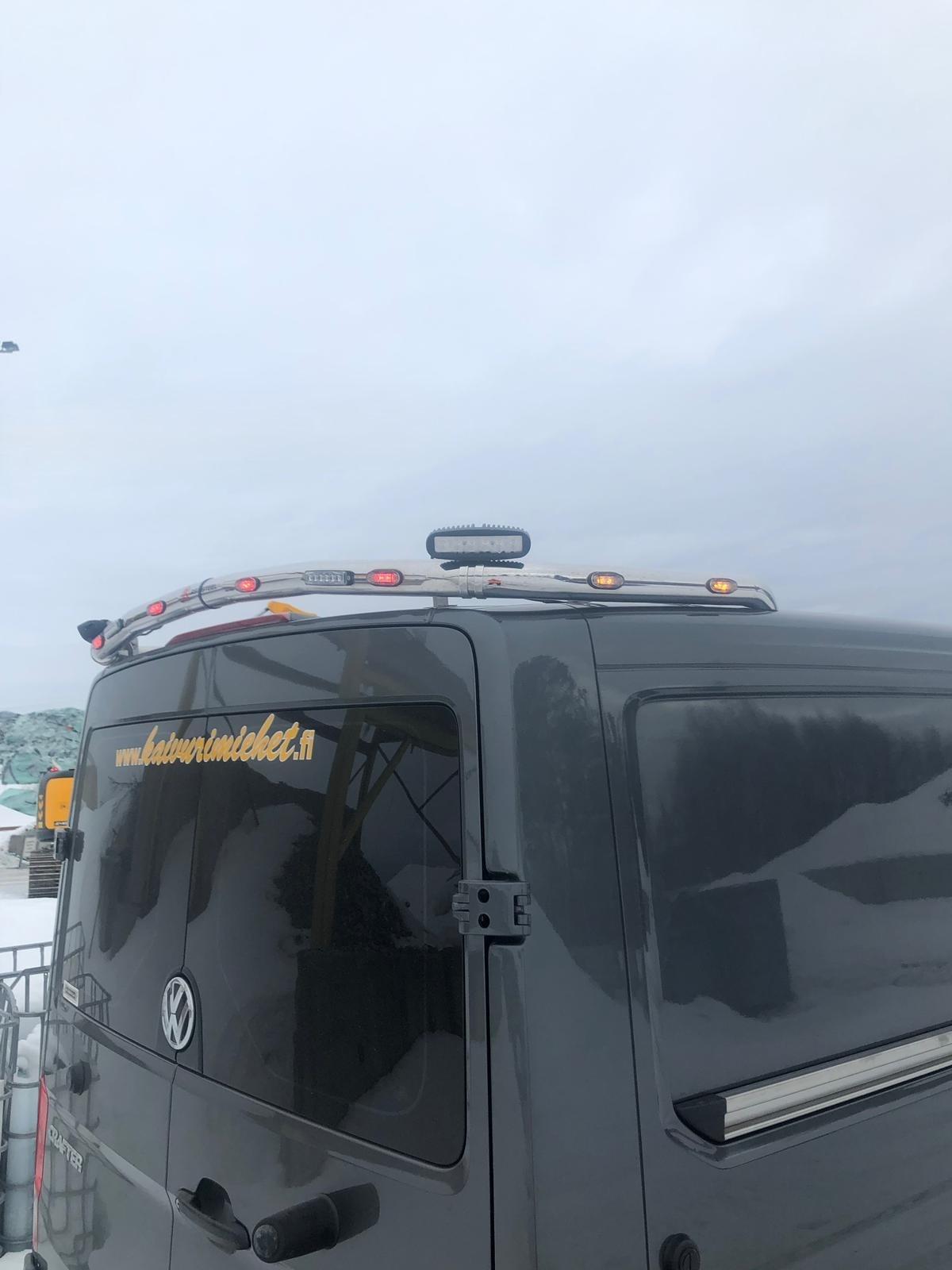 Kuvassa Työvaloteline katolle