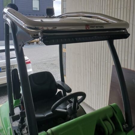 Kuvassa Lisävaloteline katolle Avant 400-700 ROPS Ohjaamolla