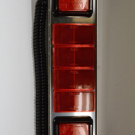 Kuvassa Ylileveän kuljetuksen valo, taaksepäin