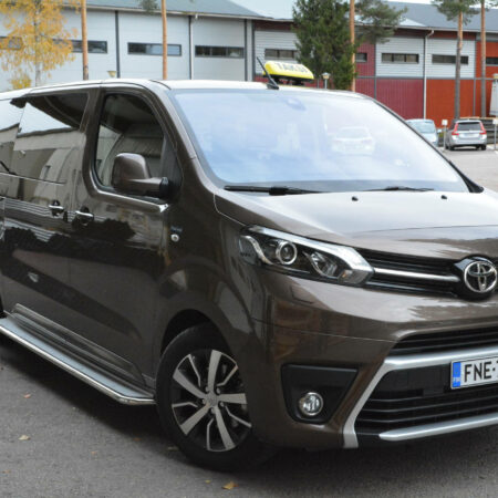 Kuvassa Astinlaudat Toyota Proace 2017- pitkä akseliväli (LWB)