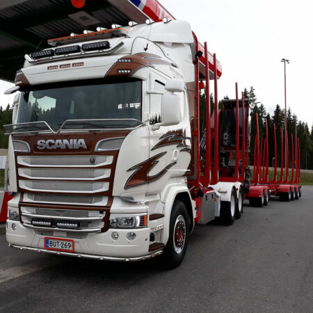 Kuvassa Lisävaloteline maskiin Scania-R 2010-2016