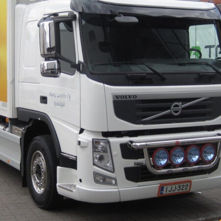 Kuvassa Lisävaloteline maskiin V3.0 Volvo FH3