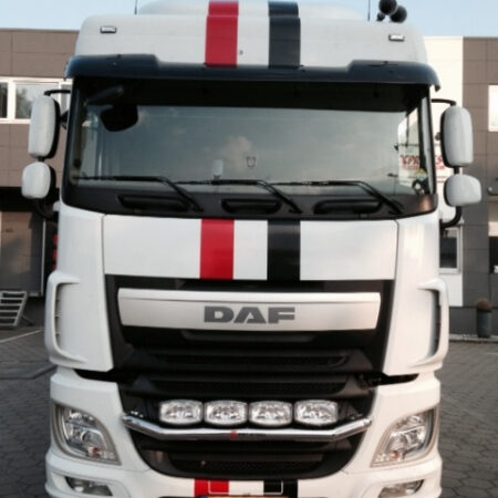 Kuvassa Lisävaloteline maskiin Daf XF 106