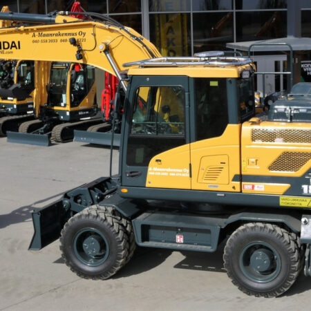 Kuvassa Lisävaloteline katolle Hyundai L-hyttisiin kaivinkoneisiin