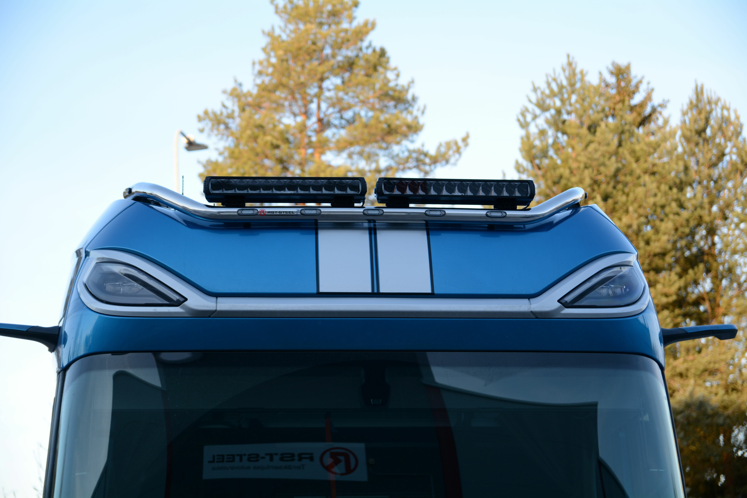 Kuvassa Lisävaloteline katolle DAF XG+