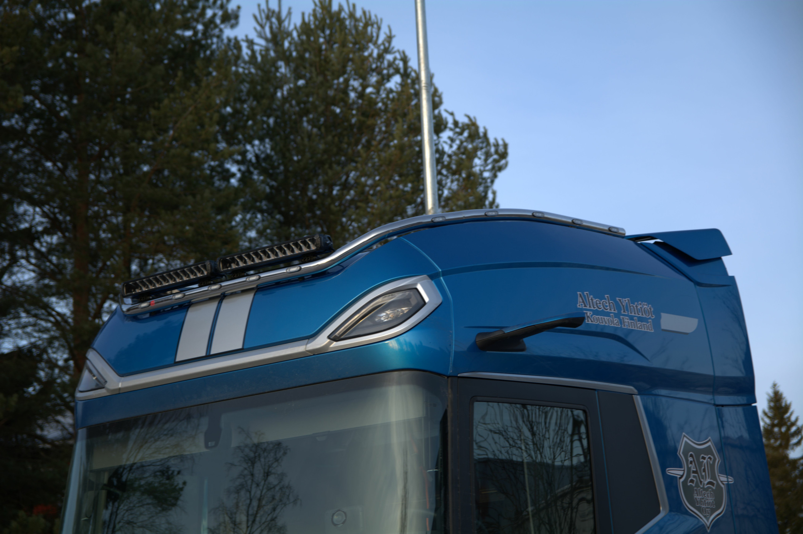 Kuvassa Lisävaloteline katolle sivujatkoilla DAF XG+