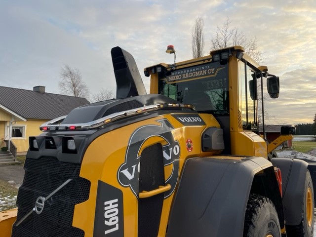 Valoraudat pyöräkuormaajan perään