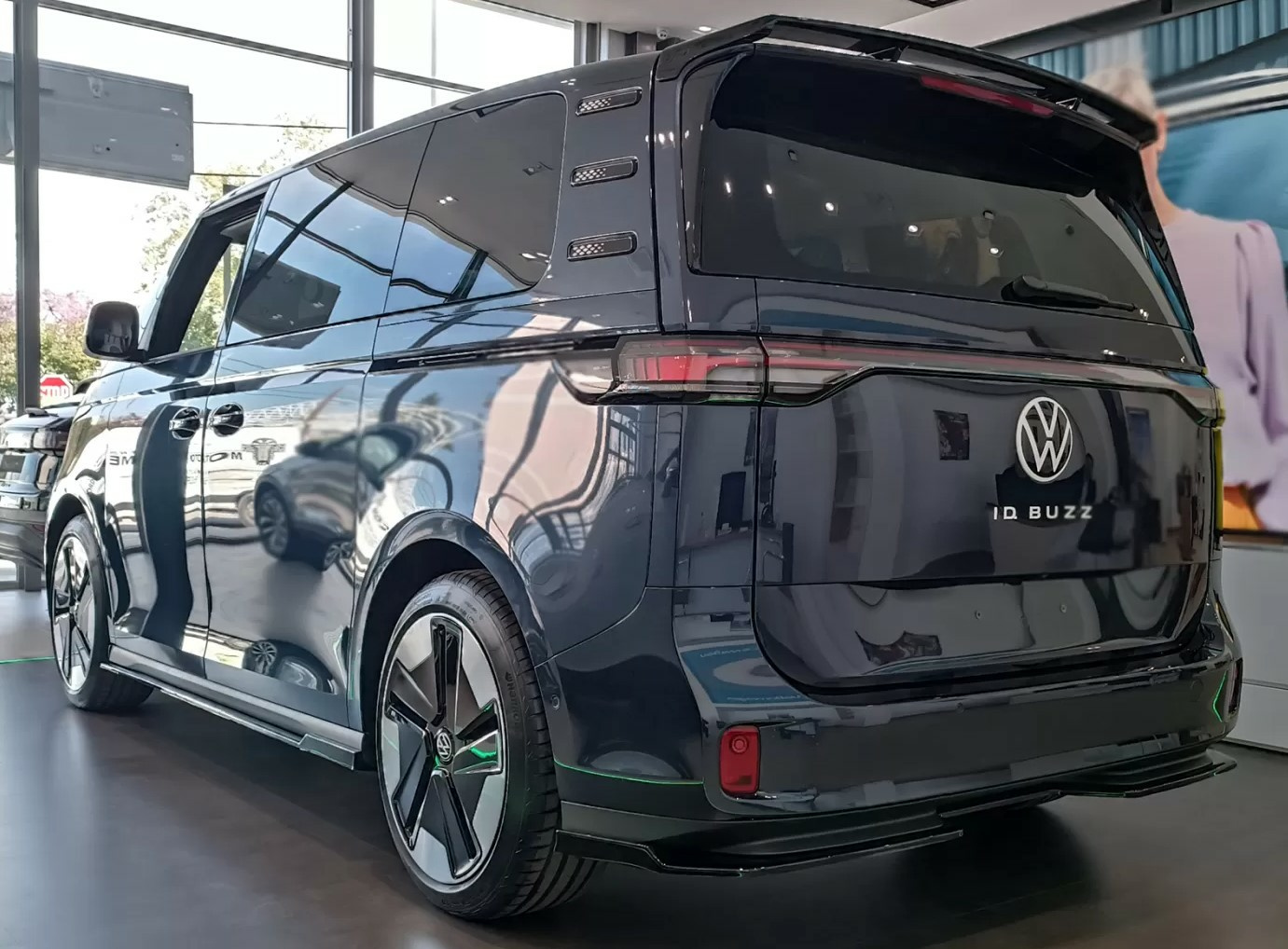 Kiiltävän Mustat Helmalistat VW ID.Buzz 2022-