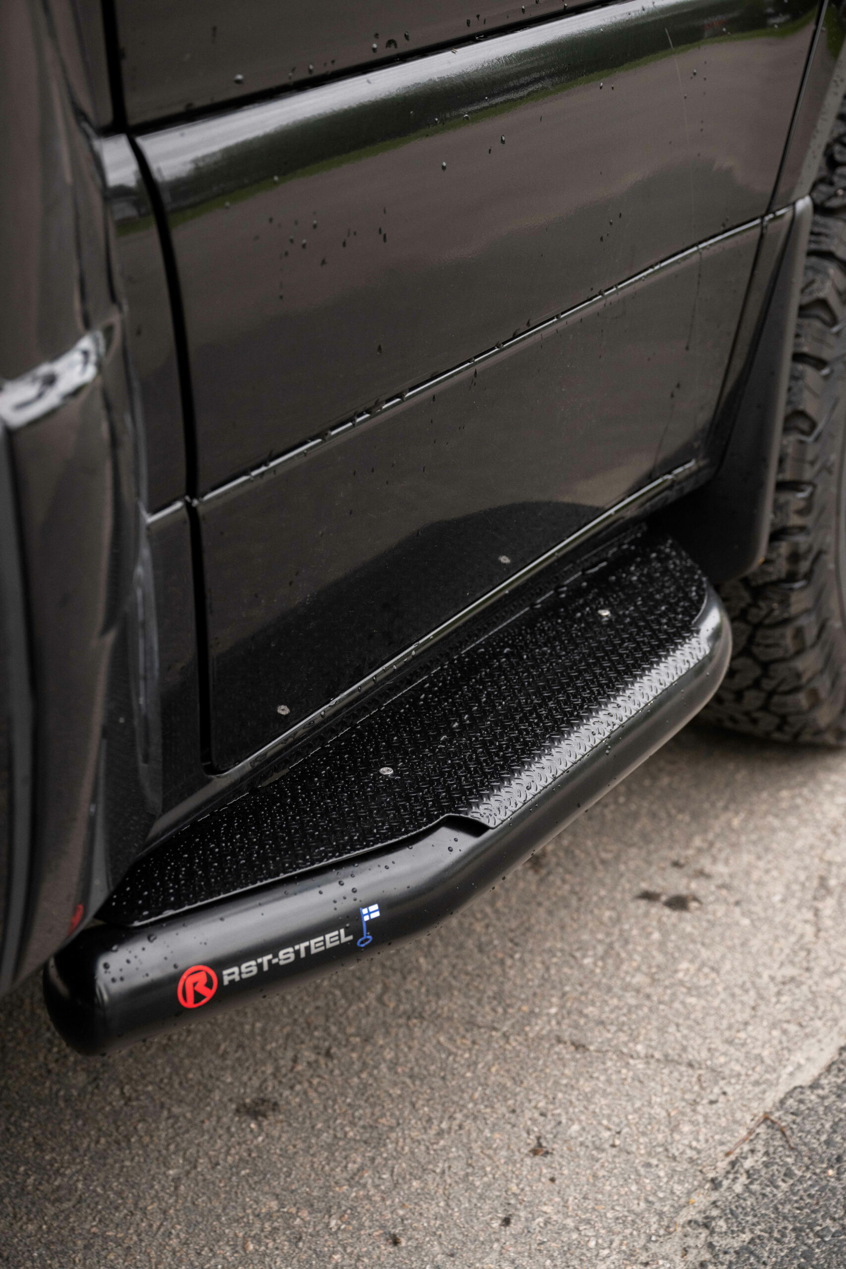 Kuvassa Astinlaudat Ford Transit 2014- matkailuauto