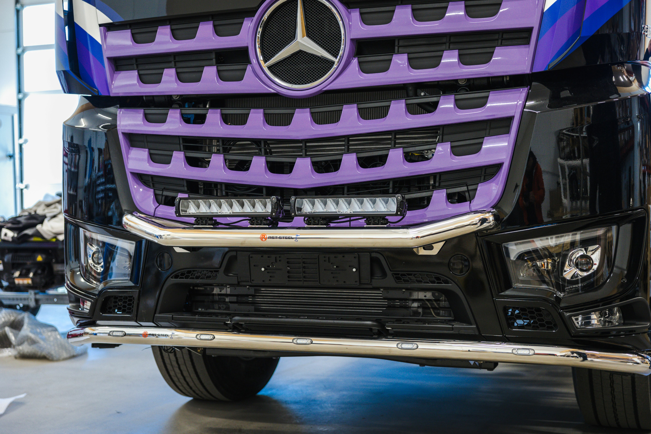 Kuvassa Lisävaloteline maskiin Sisu Polar 2014-