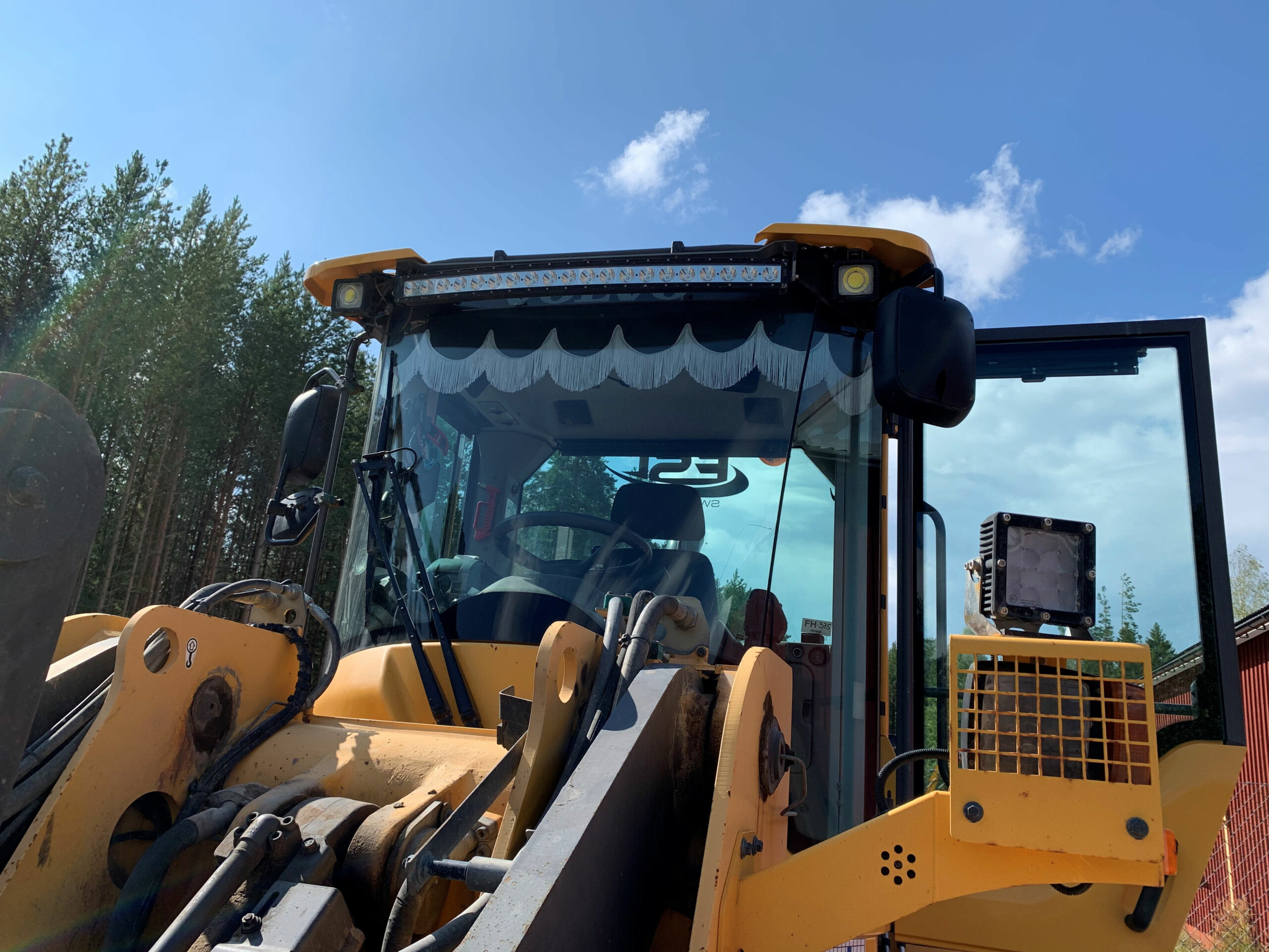 Kuvassa Verhokappa hapsuilla Volvo L60-L350 F-G-H