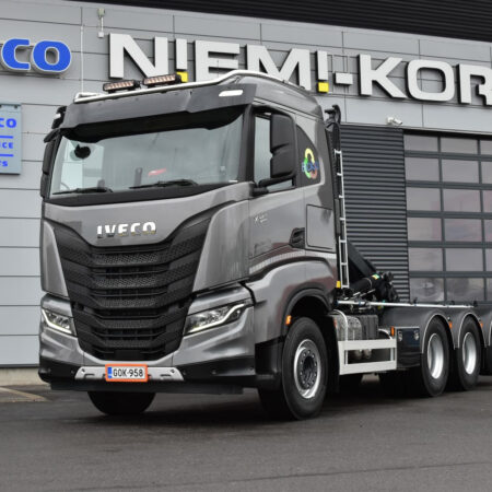 Kuvassa Lisävaloteline jatkoilla, Iveco AS S-WAY/ X-WAY 2019- matala ohj.