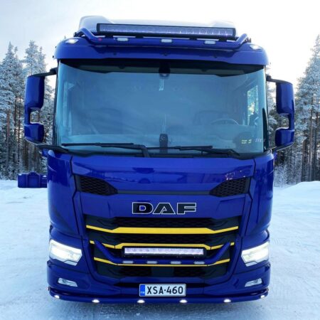 Kuvassa Lisävaloteline katolle DAF XD (iso kattospoileri) 2023-