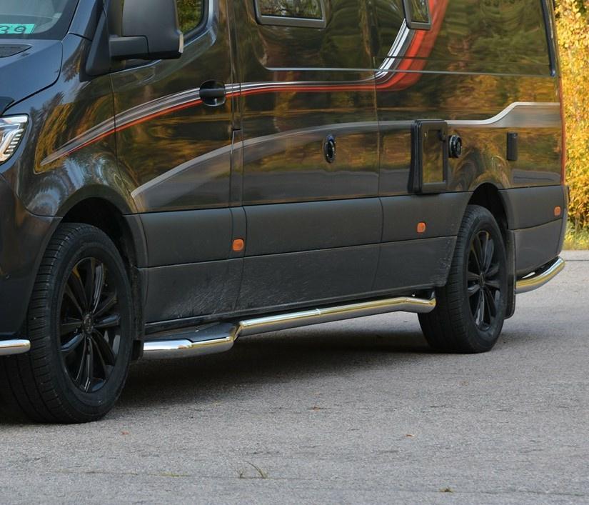 Kuvassa Kylkiputket etuovien astimilla MB Sprinter 2006- (LWB)