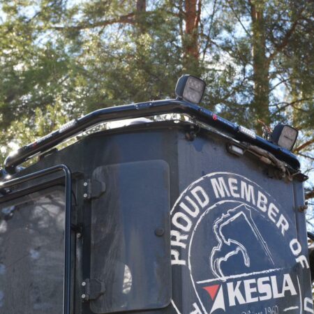 Kuvassa Lisävaloteline katolle Vision nosturiohjaamoon