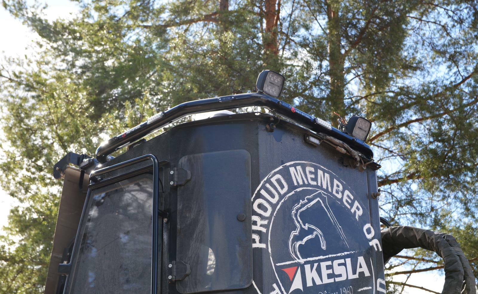 Kuvassa Lisävaloteline katolle Vision nosturiohjaamoon