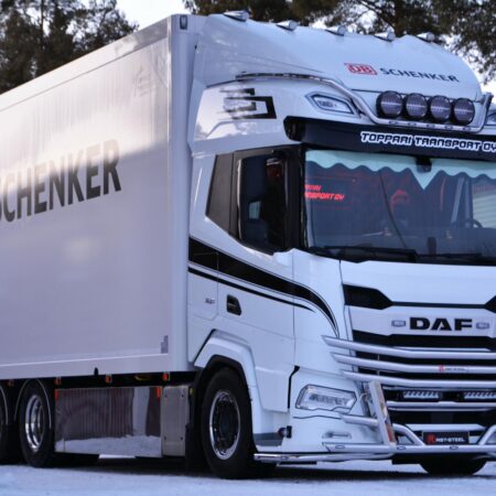 Kuvassa Lisävaloteline katolle DAF XF 2022-