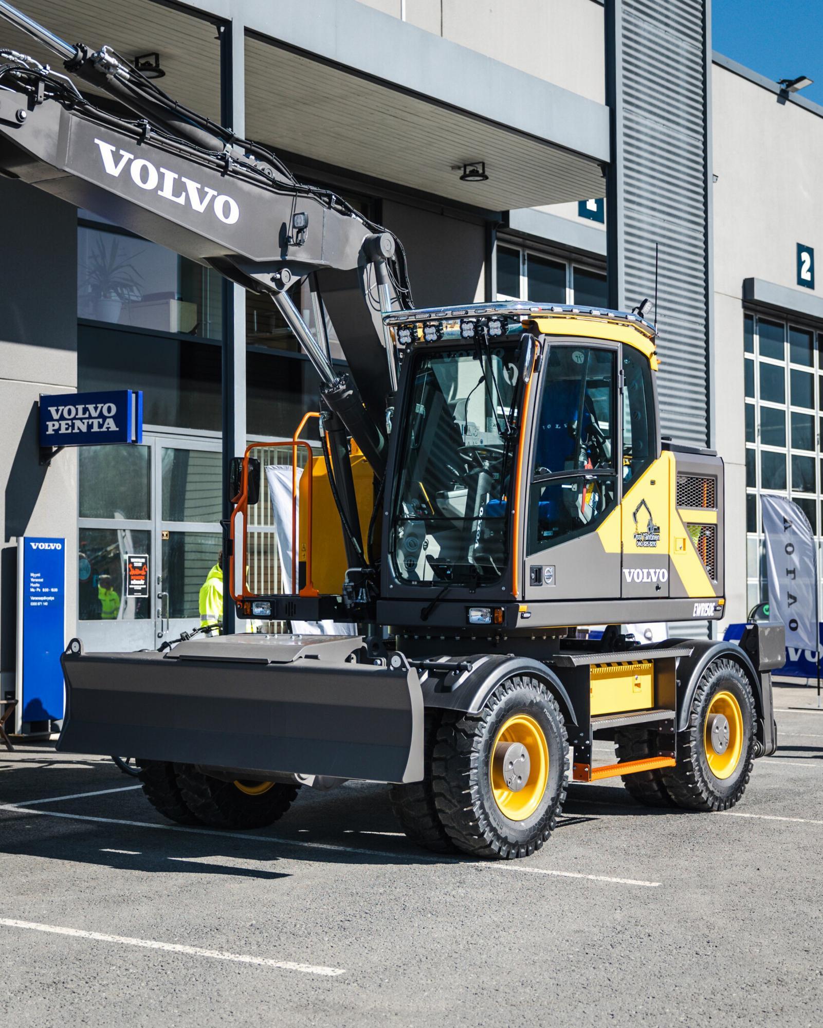 Valoraudat kaivinkoneen katolle