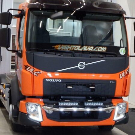 Kuvassa Lisävaloteline maskiin Volvo FL
