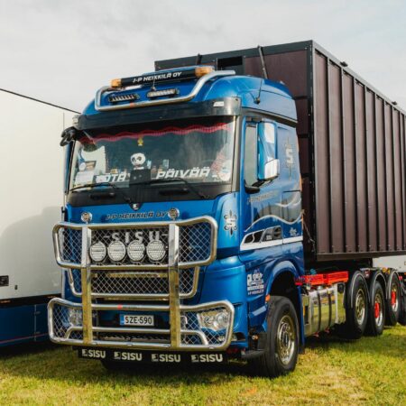 Kuvassa Karjapuskuri Freeway Sisu Polar 2014- 2,5m ohjaamolla