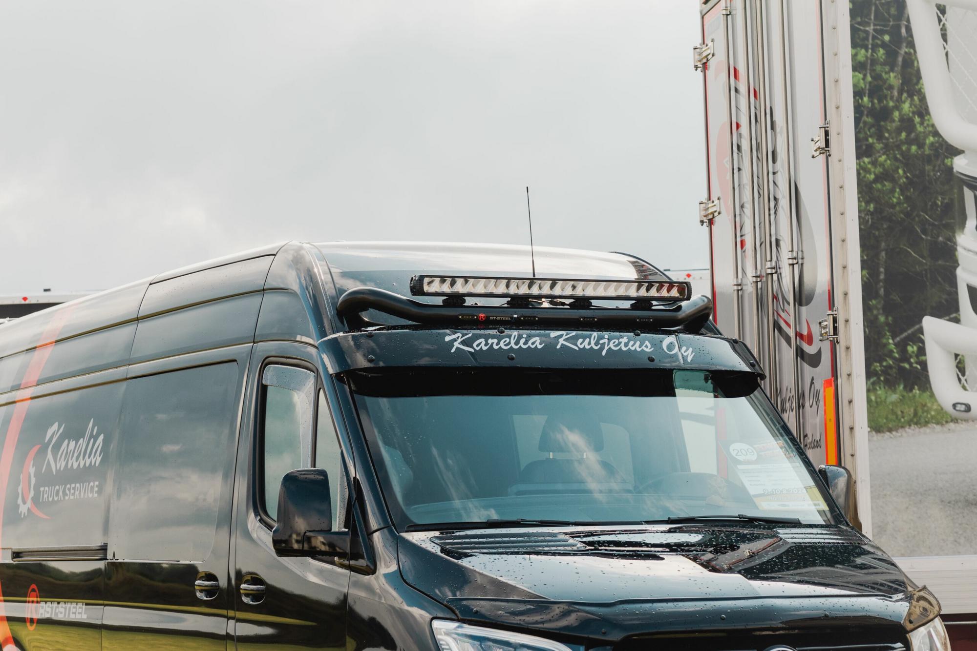 Kuvassa Lisävaloteline katolle korkeakattoisiin pakettiautoihin (leveä)