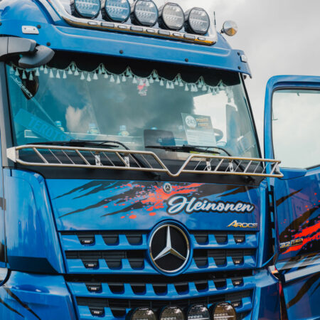 Kuvassa Lintuverkko puikoilla MB Actros 2.5m