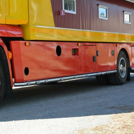 Kuvassa Sivuhelmaputket DAF LF hinausauto