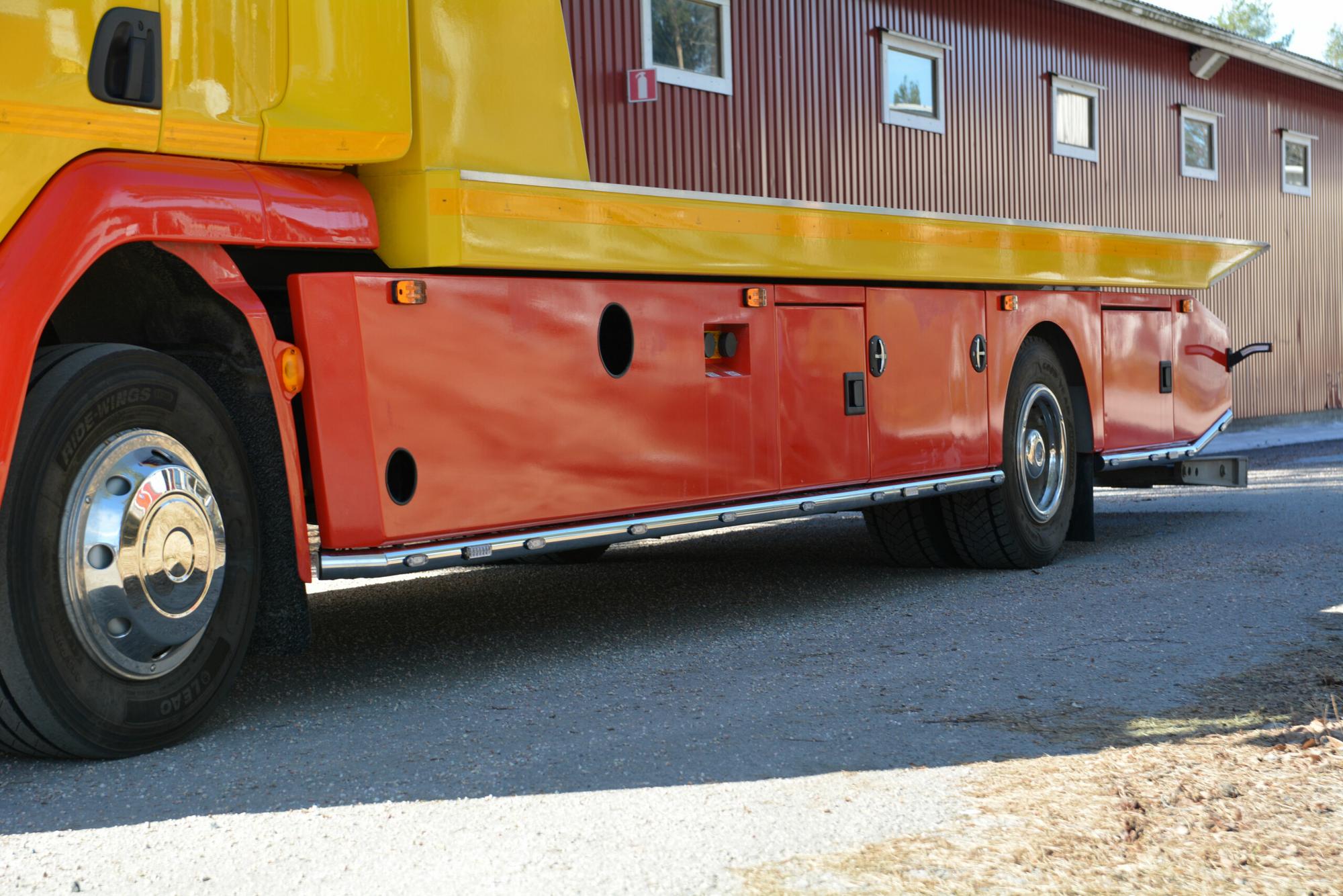 Kuvassa Sivuhelmaputket DAF LF hinausauto