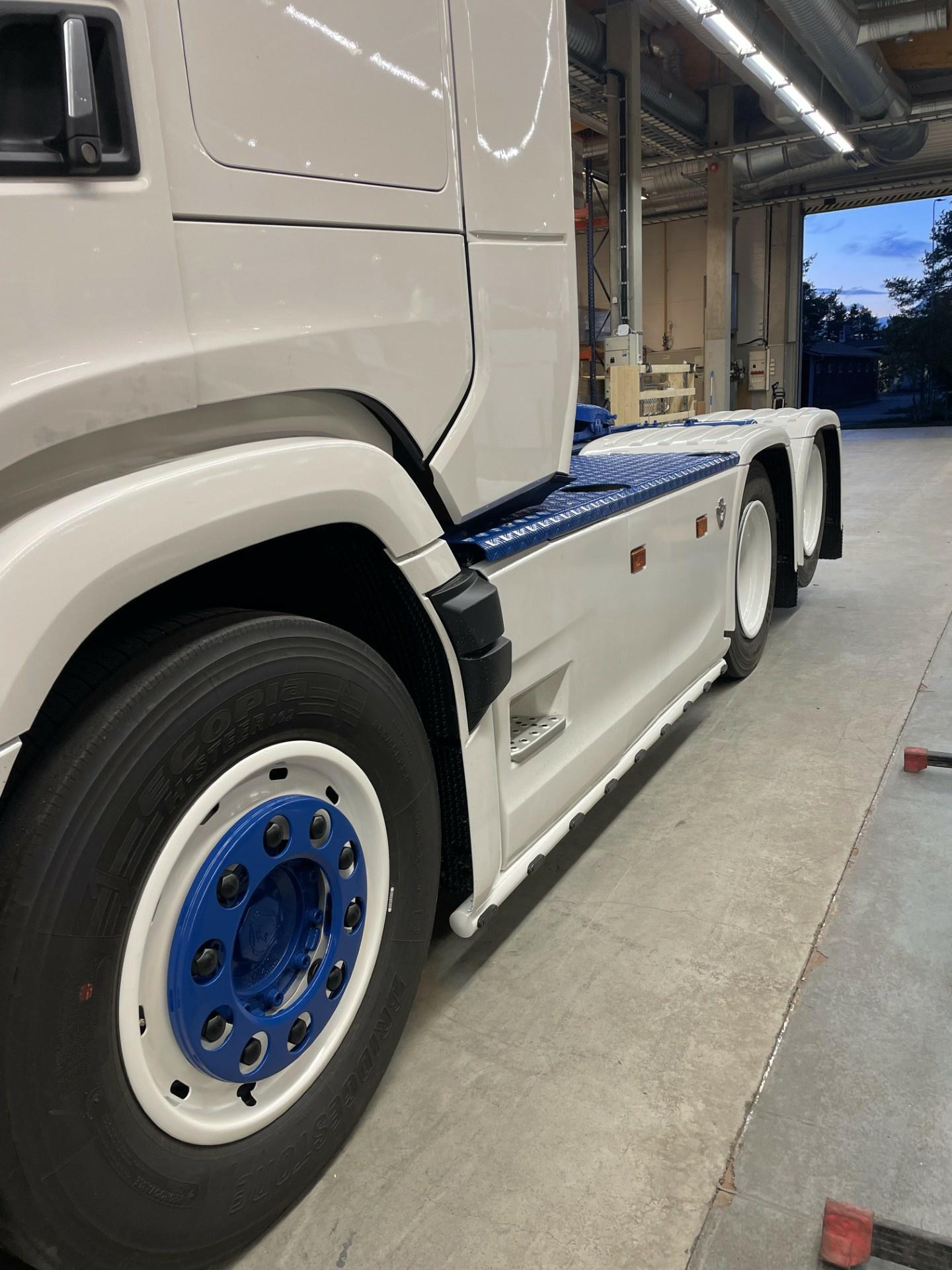 Kuvassa Sivuhelmaputket Scania NG R 2017- (AV 3150mm)