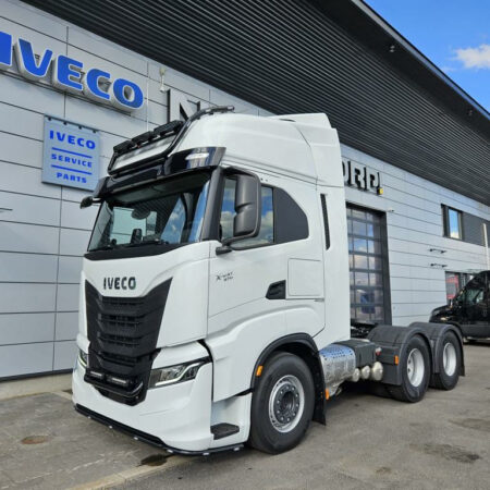 Kuvassa Lisävaloteline katolle Iveco AS korkea S-, X-WAY