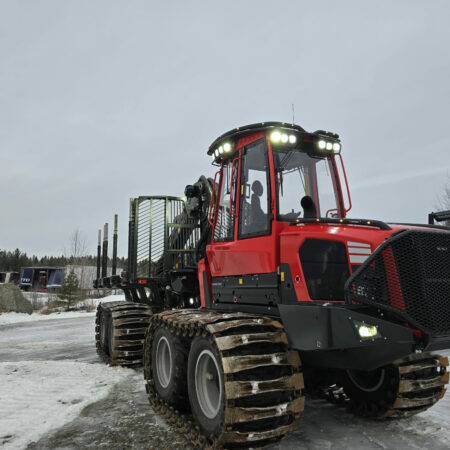 Kuvassa Valoteline katolle Komatsu 825-895 ajokone