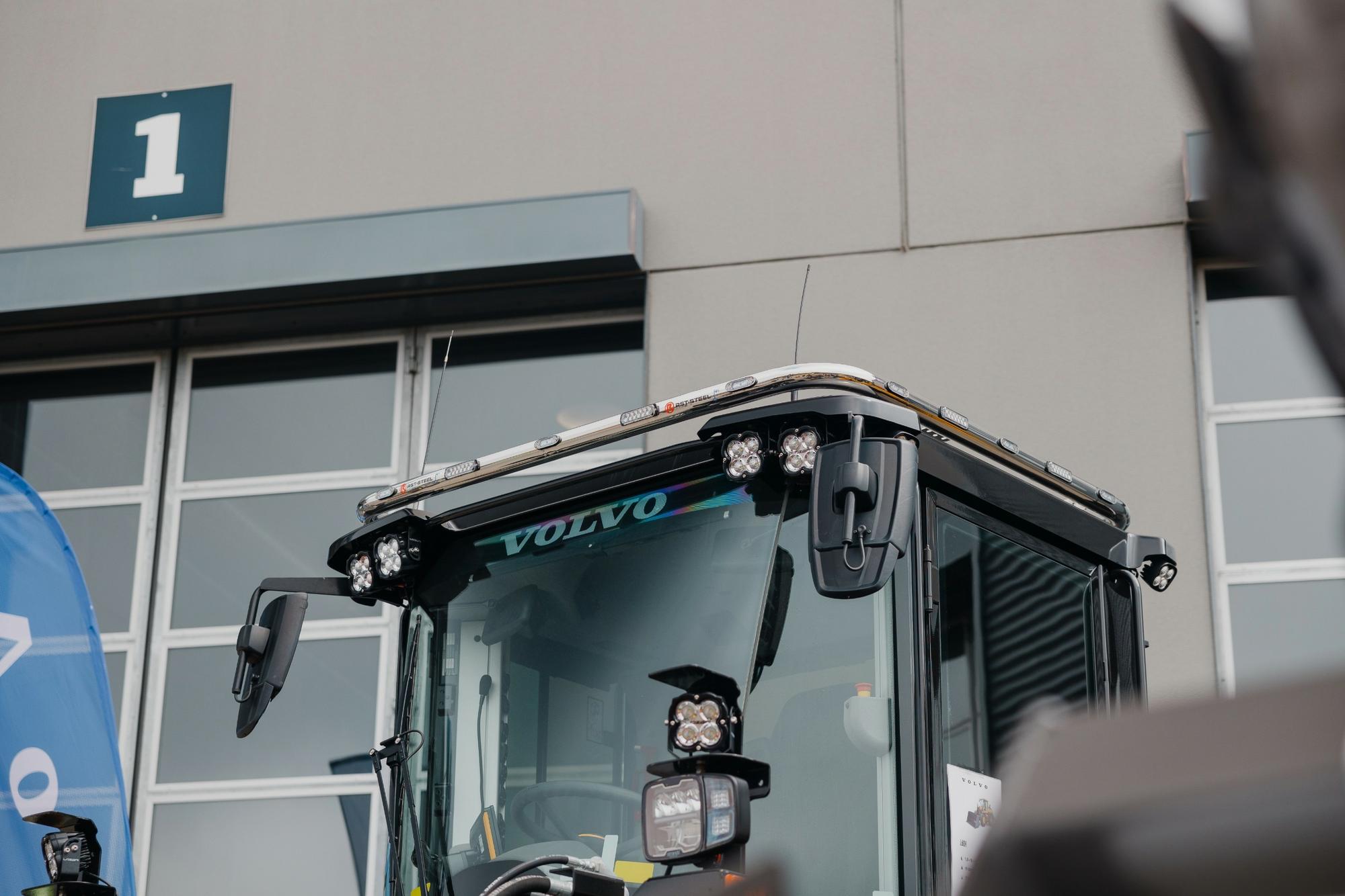 Valoraudat pyöräkuormaajan katolle