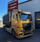 Kuvassa Lisävaloteline katolle sivujatkoilla MAN TGX GM-ohjaamo 2021-