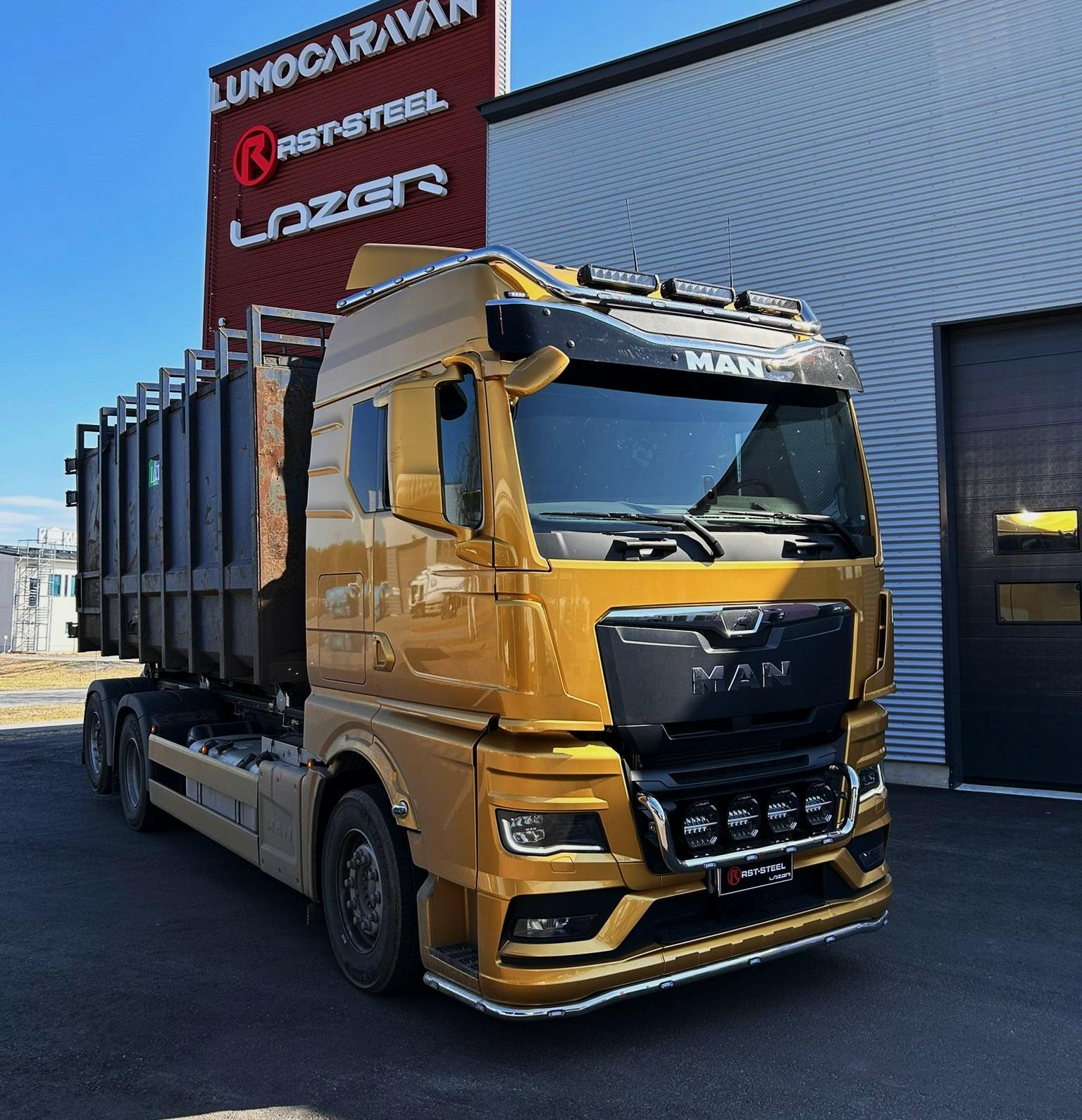 Kuvassa Lisävaloteline katolle sivujatkoilla MAN TGX GM-ohjaamo 2021-