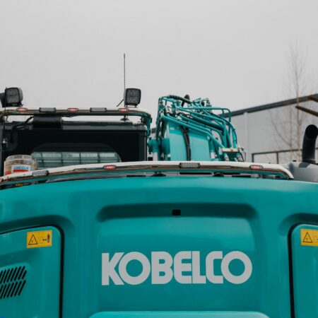 Kuvassa Valoteline taakse / peräpuntin päälle Kobelco SK140SRLC-7