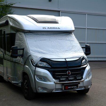 Lämpöpeite matkailuauton etuikkunoille (yläosa)