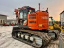 Kuvassa Valoteline taakse Hitachi ZX135US-7