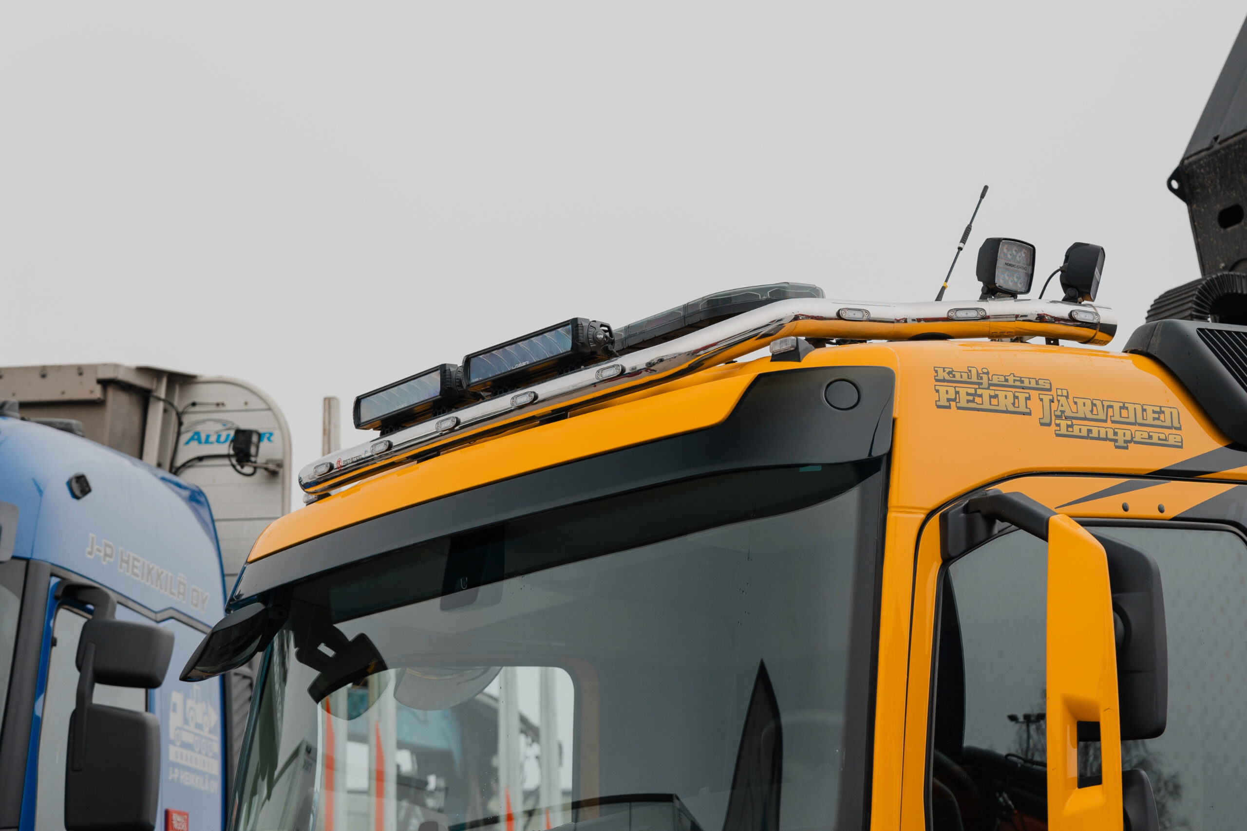 Lisävaloteline katolle jatkoilla Volvo FM4, päiväohjaamo - Image 4