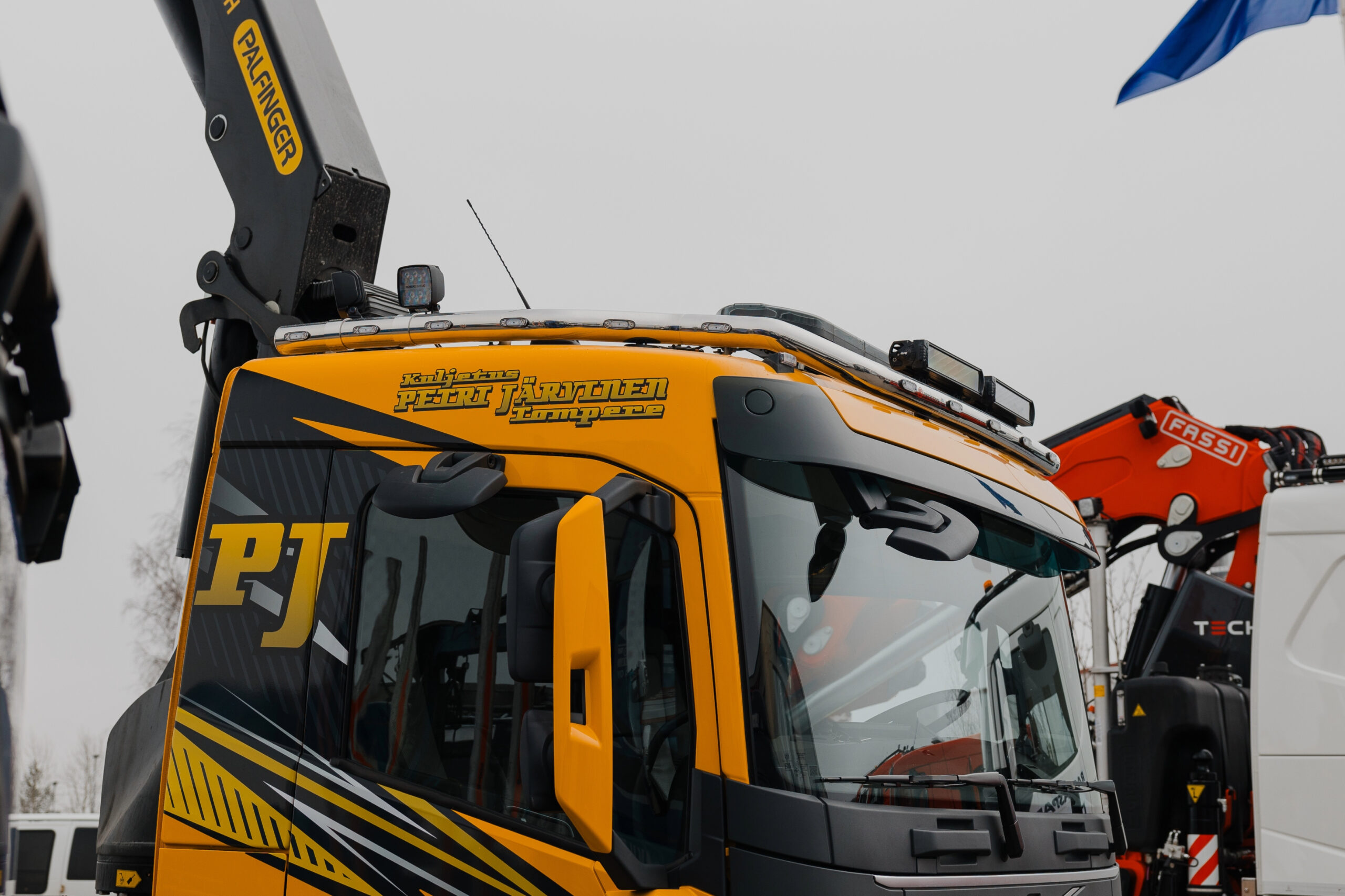 Lisävaloteline katolle jatkoilla Volvo FM4, päiväohjaamo - Image 2