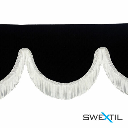 Kaareva verhokappa hapsuilla kuorma-auton tuulilasiin