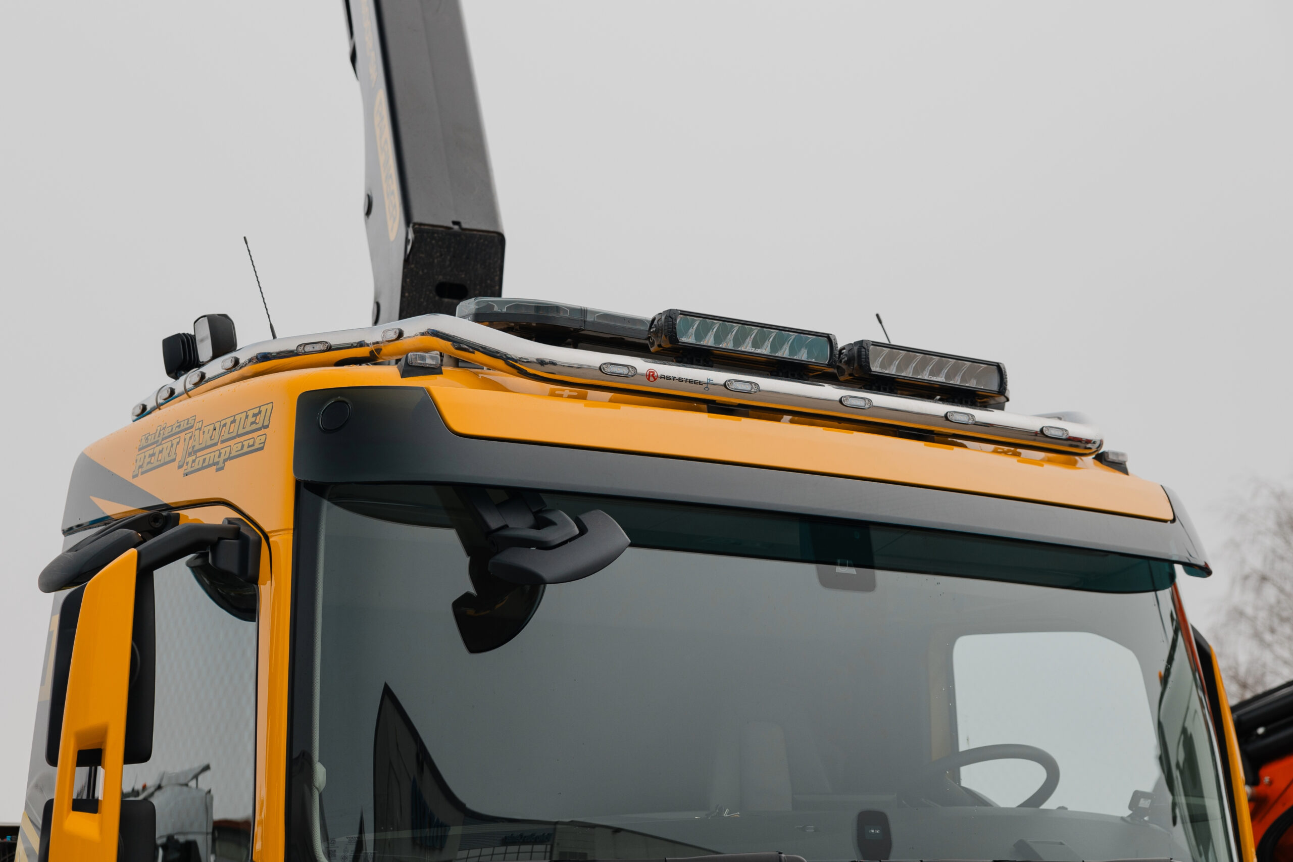 Lisävaloteline katolle jatkoilla Volvo FM4, päiväohjaamo - Image 3