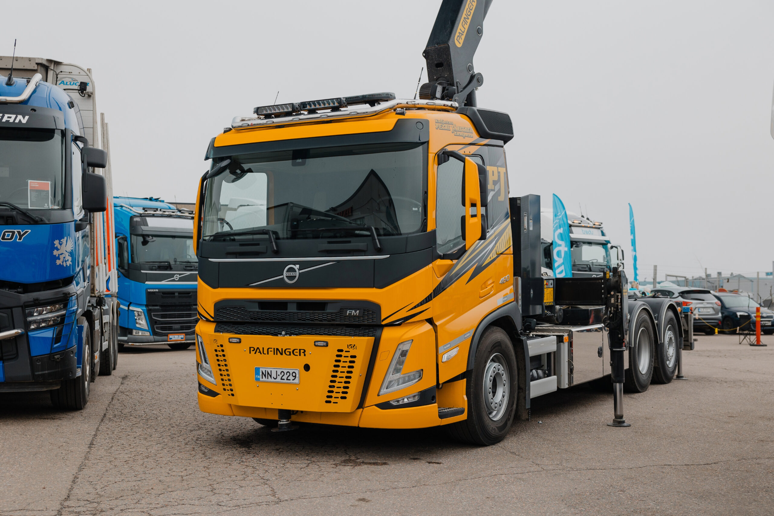 Lisävaloteline katolle jatkoilla Volvo FM4, päiväohjaamo