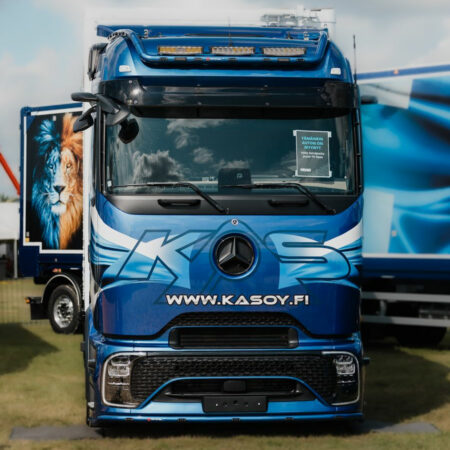 Lisävaloteline katolle sivujatkoilla MB Actros BigSpace 2,5m